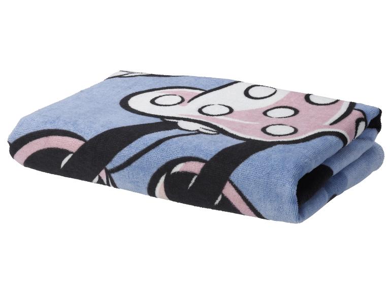 Modrá froté osuška s motivem Minnie Mouse.