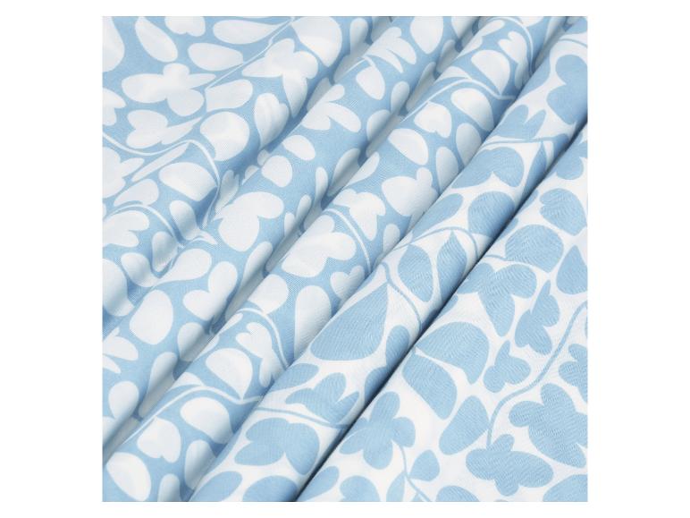 Světle modrá látka s květinovým vzorem.