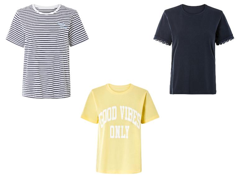 Tři trička: pruhované, jednobarevné modré a žluté s nápisem 'Good Vibes Only'.