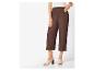 Hnědé culottes a béžové mules: elegantní ležérní styl.