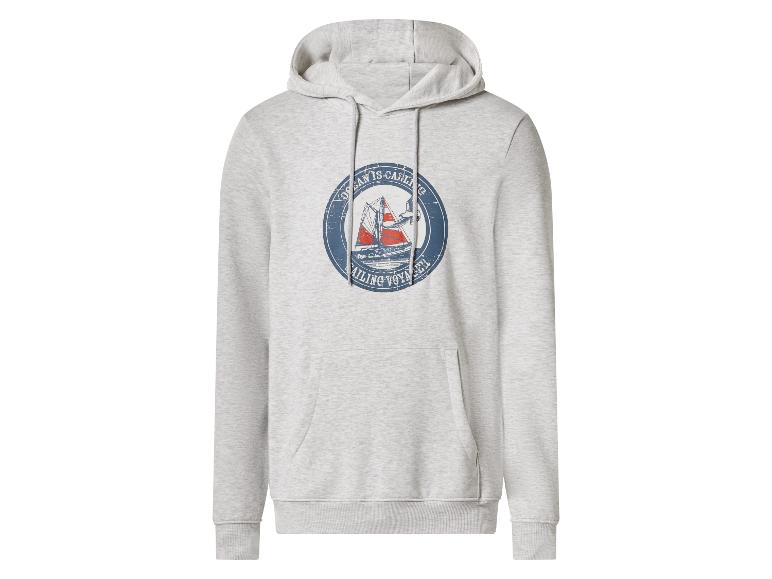 Světle šedá mikina s kapucí s motivem plachetnice a textem „OCEAN IS CALLING SAILING VOYAGER“.