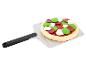 Hračková pizza s barevnými přísadami na lopatě na pizzu.