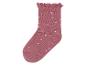 Růžová ponožka s bílými puntíky a zvlněným okrajem.