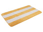 Žlutá a bílá pruhovaná koupelnová rohož.