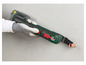 Zelený multitool Parkside s pilovým kotoučem řeže měděnou trubku.