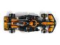 Pohled shora na model černo-oranžového závodního vozu Lego McLaren Formule 1.