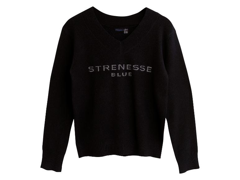 Černý svetr s výstřihem do V s vyšívaným logem „STRENESSE BLUE“.