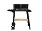 Černý gril na kolečkách s dřevěnými poličkami.