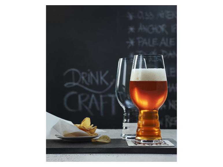 Řemeslné pivo ve sklenicích, hranolky vedle.