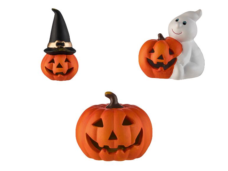 Tři halloweenské dekorace: dýně s čarodějnickým kloboukem, duch s dýní a velká dýně.