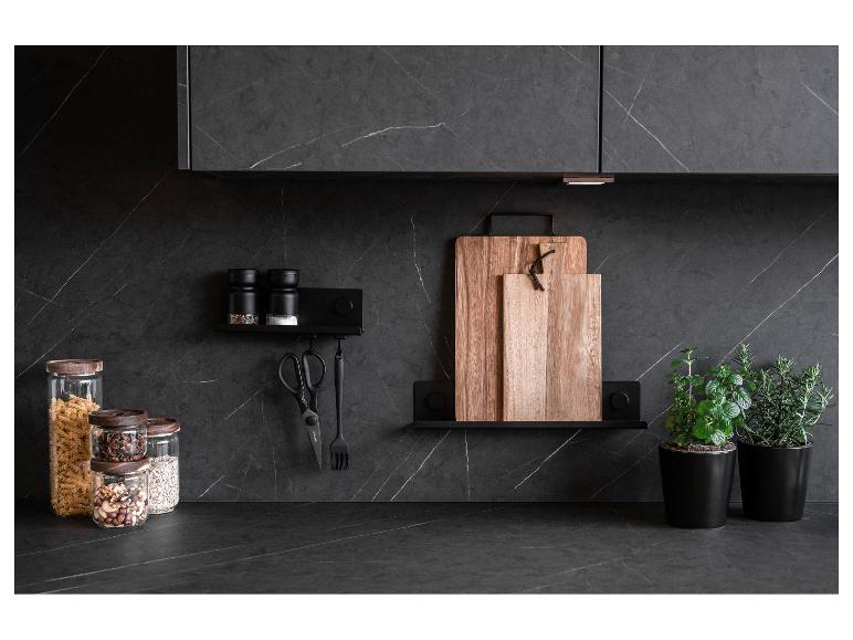 Magnetický kuchyňský organizér s kořením, prkénky na krájení a náčiním v minimalistickém stylu.