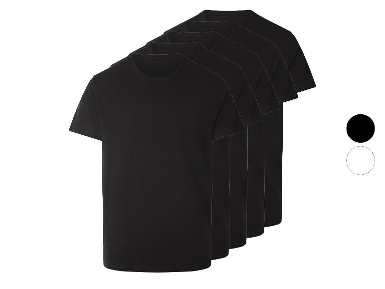 Pět černých triček s kulatým výstřihem, diagonálně naskládaných, se vzorky černé a bílé barvy.