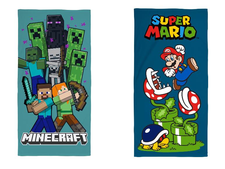 Dva plážové ručníky: jeden s postavami z Minecraftu, druhý s Mariem a příšerami.