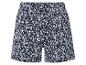 Tmavě modré šortky s květinovým vzorem.
