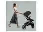 Žena tlačí moderní a elegantní kočárek BabyGo.