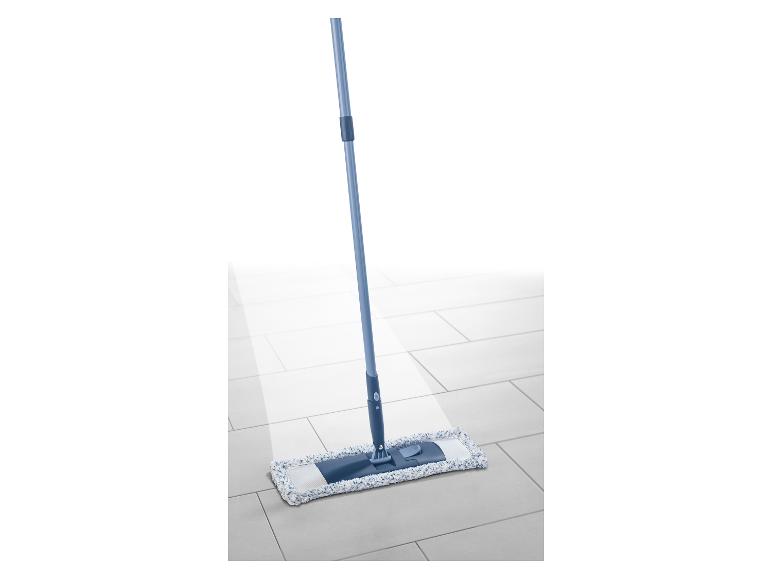 Plochý mop s modrou rukojetí a bílou a modrou mikrovláknovou hlavicí na dlažbě.