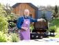 Grilované maso, zelenina a kuře na grilu Grillmeister; zástěra "Kulinářská akademie Lidl".