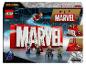 LEGO Marvel sada s červenými a bílými písmeny, minifigurkami Iron Mana, Kapitána Ameriky, Thora, Black Widow a Hulka.