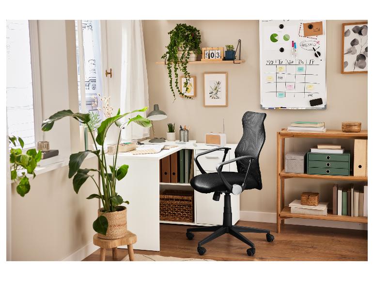 Moderní pracovní stůl s ergonomickou černou židlí a úložnými prostory.