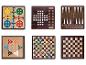 Šest dřevěných deskových her, včetně Ludo, Backgammon a šachů.