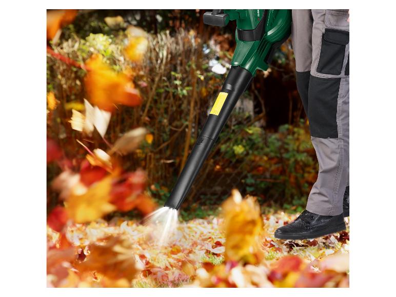 Osoba používá fukar na listí Parkside k úklidu opadaného listí ze zahrady.