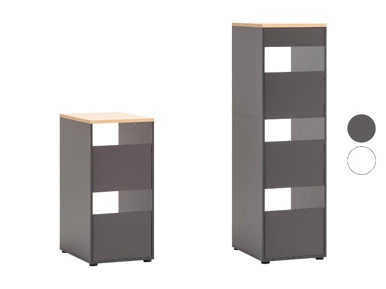 Dvě tmavě šedé modulární úložné jednotky se světlými dřevěnými deskami, jedna krátká a jedna vysoká.