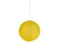 Žlutá kulatá závěsná solární lampa.