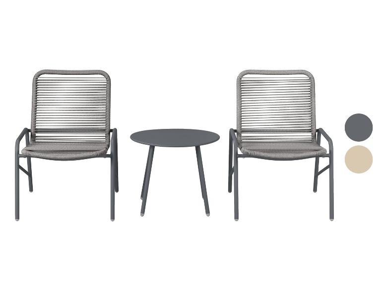 Venkovní nábytková sestava se dvěma šedými židlemi a kulatým stolem.