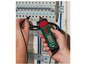 Ruka drží Parkside pen multimeter, aby testovala rozvaděč Hager.