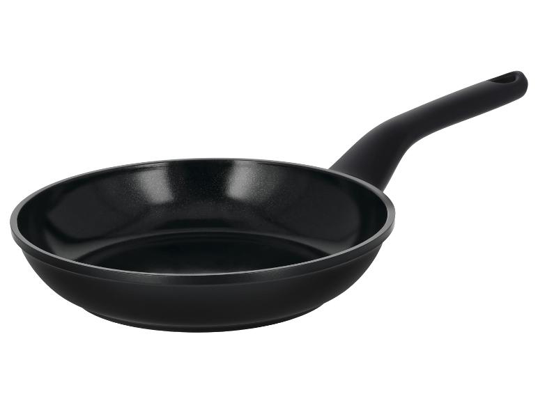 Černá pánev s nepřilnavým povrchem a ergonomickou rukojetí.
