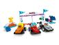 Sada Lego Duplo Formule 1 s třemi závodními auty, cílovou čárou a trofejí.