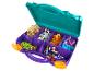Otevřená úložná krabice LEGO Friends s přihrádkami plnými kostek a minifigurek.