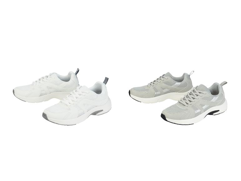 Dva páry sportovních bot, jedny bílé a jedny šedé.