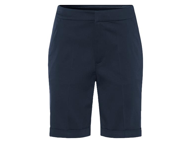 Klasické tmavě modré šortky.