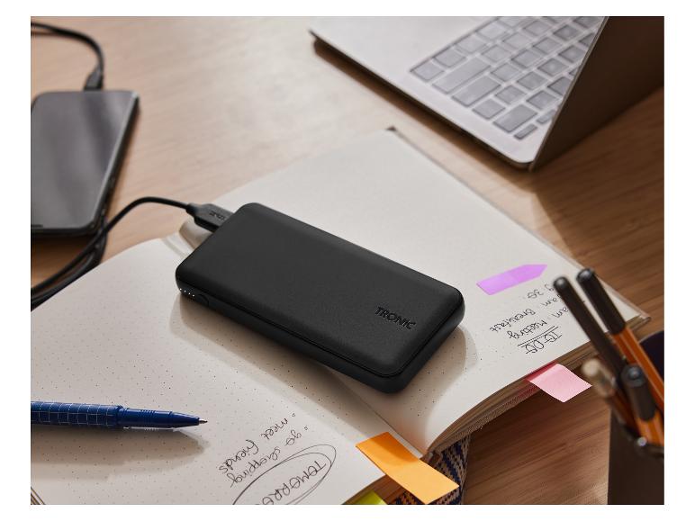 Powerbanka Tronic, smartphone a notebook na stole.