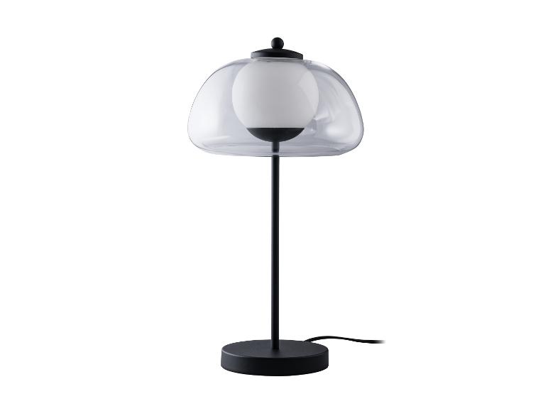 Černá stolní lampa s matným skleněným stínítkem.