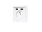 Bílá elektrická zásuvka se dvěma USB porty.
