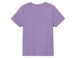 Fialové tričko s krátkým rukávem.