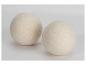 Dva bílé vlněné prací míčky.