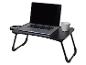 Černý skládací stolek do postele s notebookem a hrnkem.