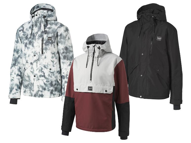 Tři bundy Mountain Slopes: jedna s tie-dye vzorem, druhá v odstínech šedé a červené, a třetí černá.