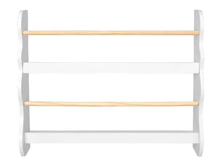 Bílá nástěnná police se třemi policemi a dřevěnými tyčemi