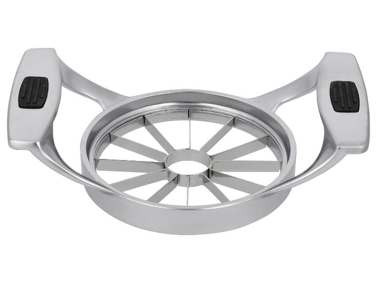 Kráječ jablek z nerezové oceli se stříbrnými rukojeťmi a černými protiskluzovými úchyty