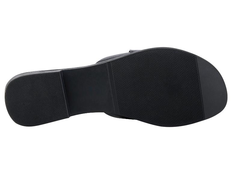 Černé podrážky sandálů.