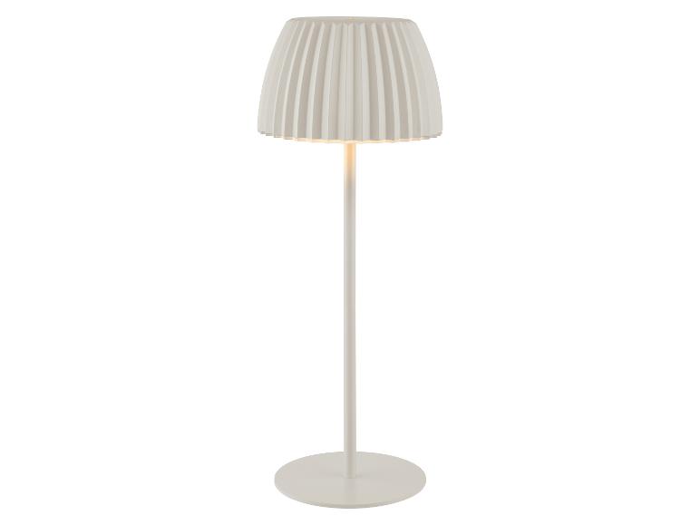 Bílá stojací lampa s plisovaným stínidlem, vyzařující teplé světlo.