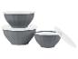 Tři šedé misky s bílými víčky.