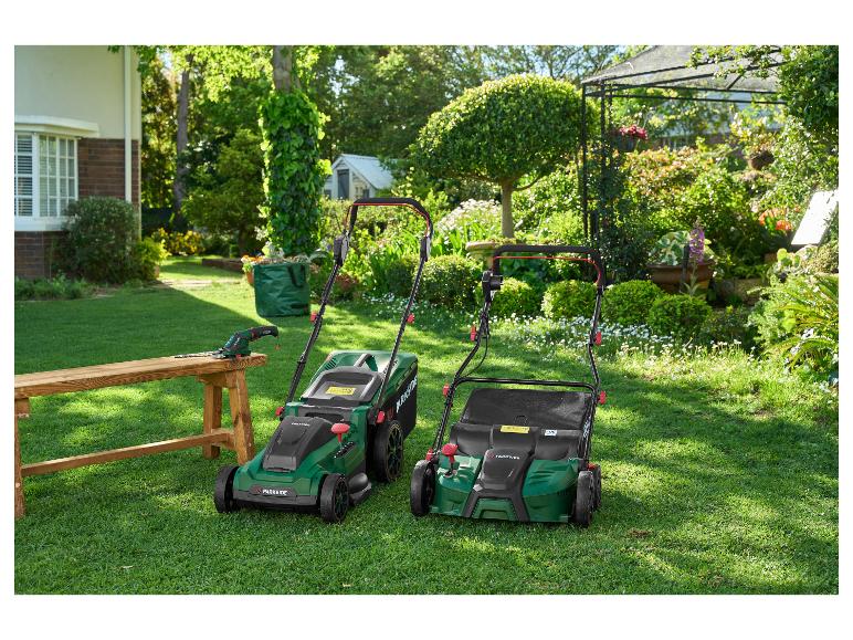 Dvě sekačky na trávu Parkside a nůžky na živý plot na dřevěné lavici ve slunné zahradě.