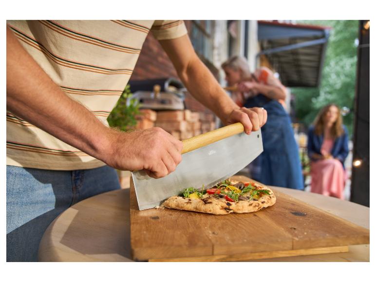 Neapolská pizza krájená velkým nožem na pizzu.