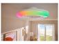 Stropní ventilátor s barevným LED světlem ve světlé místnosti se žaluziemi