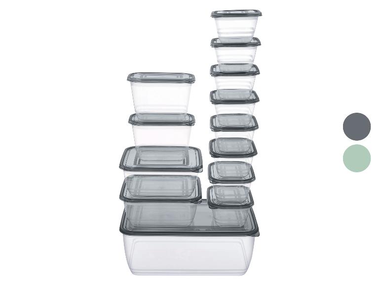 Sada průhledných nádob na potraviny s šedými víčky, naskládaných.